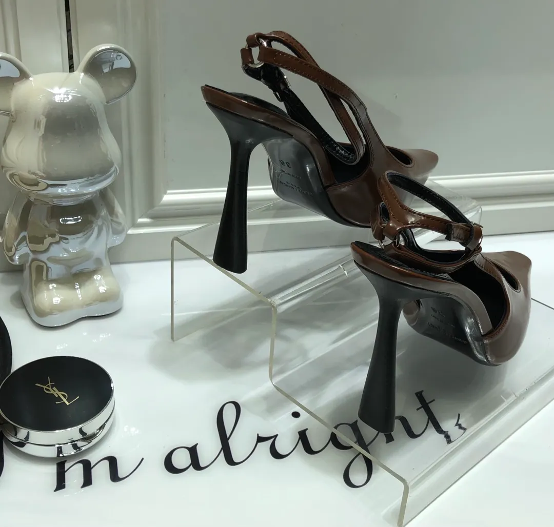 👟👟Ex-factory price 560👟👟 Top quality Saint Laurent/Yves Saint Laurent 2024 spring and summer new style👠Small square toe high heels of the same style as Rose. The layered leather high heels are very good at modifying the foot shape. In recent years, SLP has become more and more understanding of women in high heels. ysl beautiful high heels 👠Number of yards: 35-40 (41 customized, non-returnable) Upper: open edge beaded cowhide/patent leather, lining Imported sheepskin lining, sole: genuine leather outsole, heel height: 10cm (heel imported from Italy)